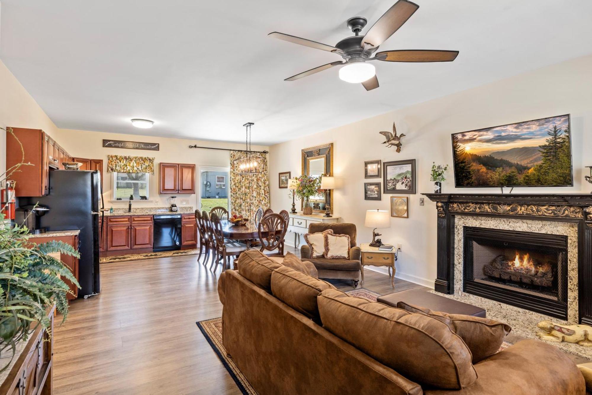 Bear Pass Is A 3 Bed 2 Bath Craftsman Style Home Located Within Walking Distance To Dt Gatlinburg Exterior photo